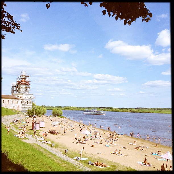 Юрьевск. Пляж Юрьево Великий Новгород. Юрьевский пляж в Великом Новгороде. Великий Новгород пляж Юрьево монастыря. Пляж у Юрьева монастыря Великий Новгород.